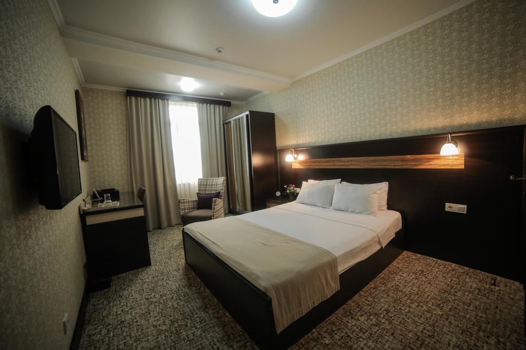 Onyx Hotel Bichkek Extérieur photo