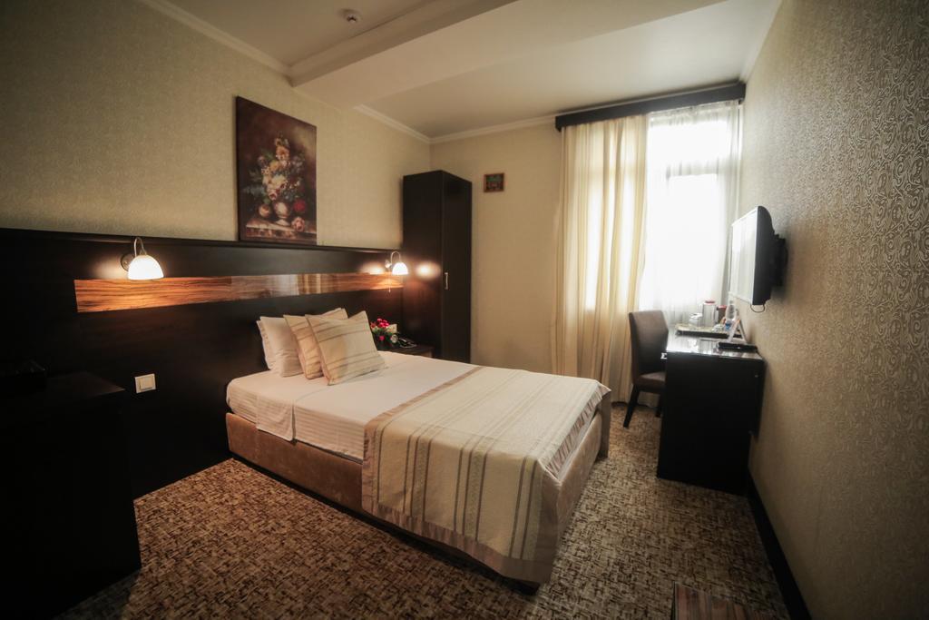 Onyx Hotel Bichkek Extérieur photo
