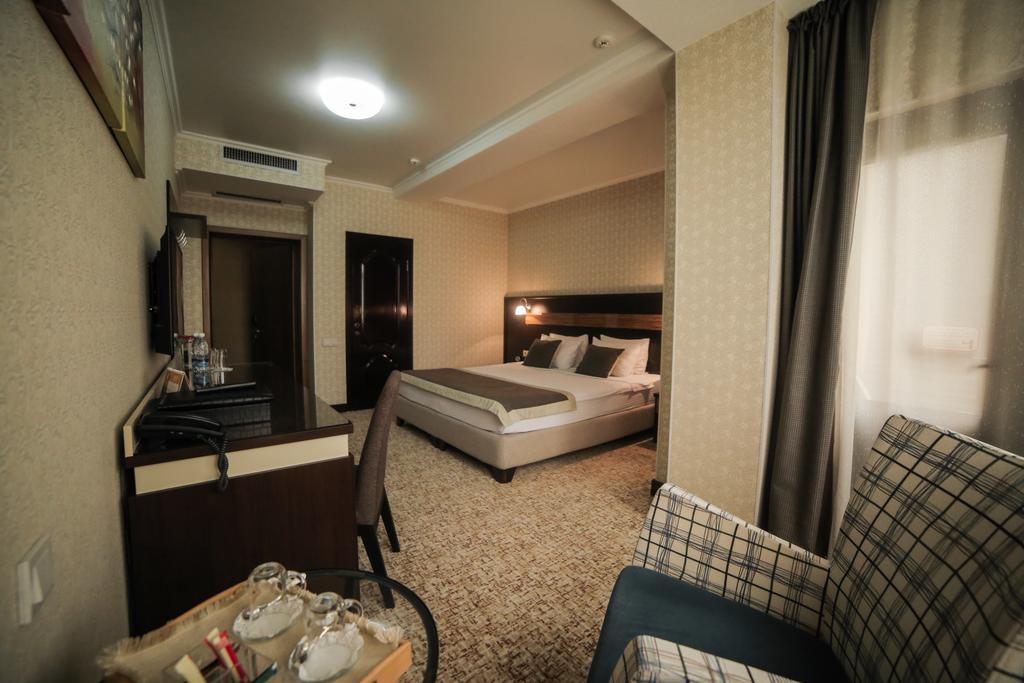Onyx Hotel Bichkek Extérieur photo