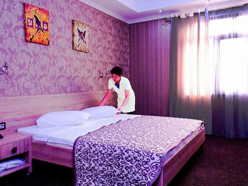 Onyx Hotel Bichkek Extérieur photo