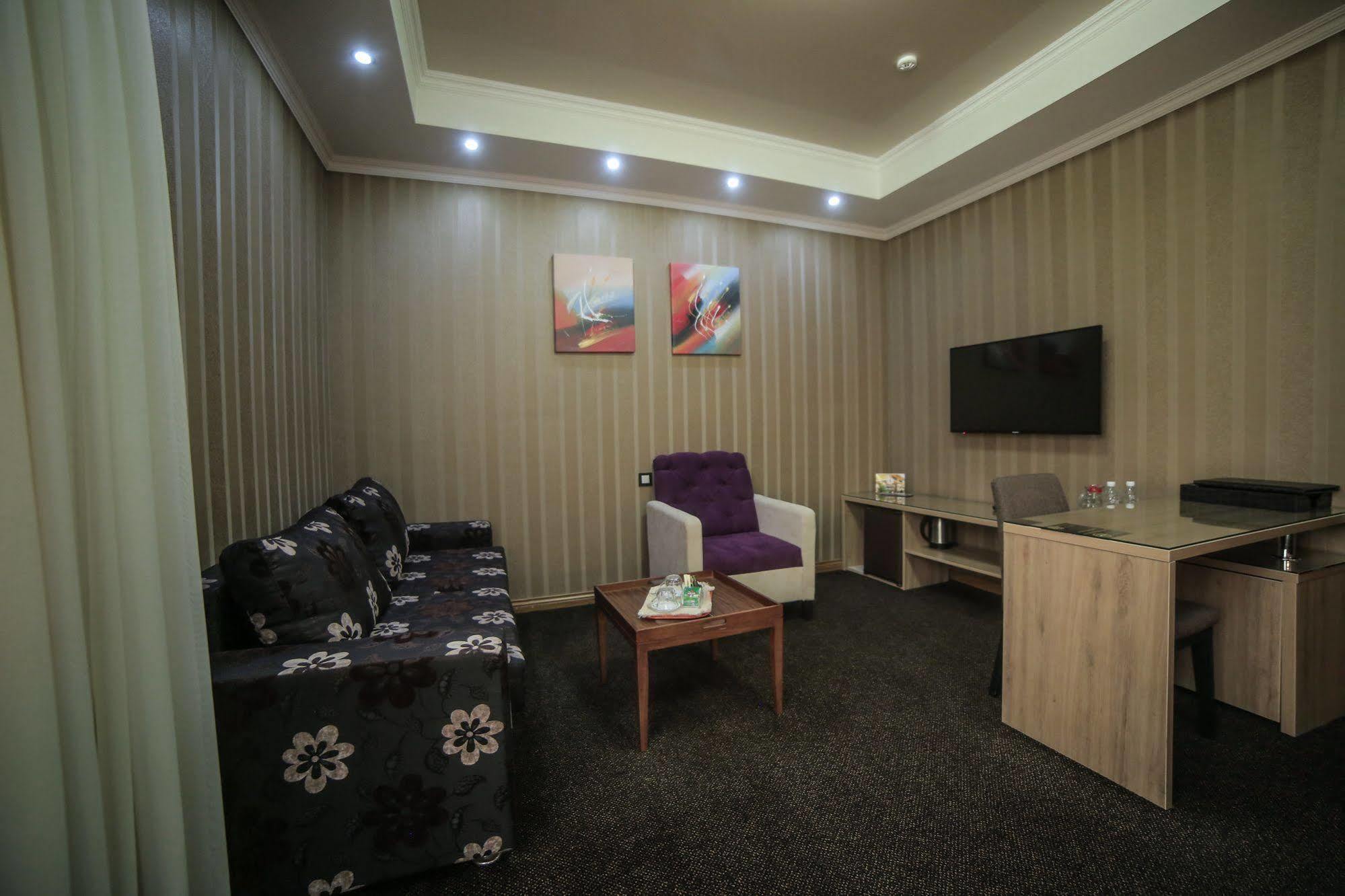 Onyx Hotel Bichkek Extérieur photo