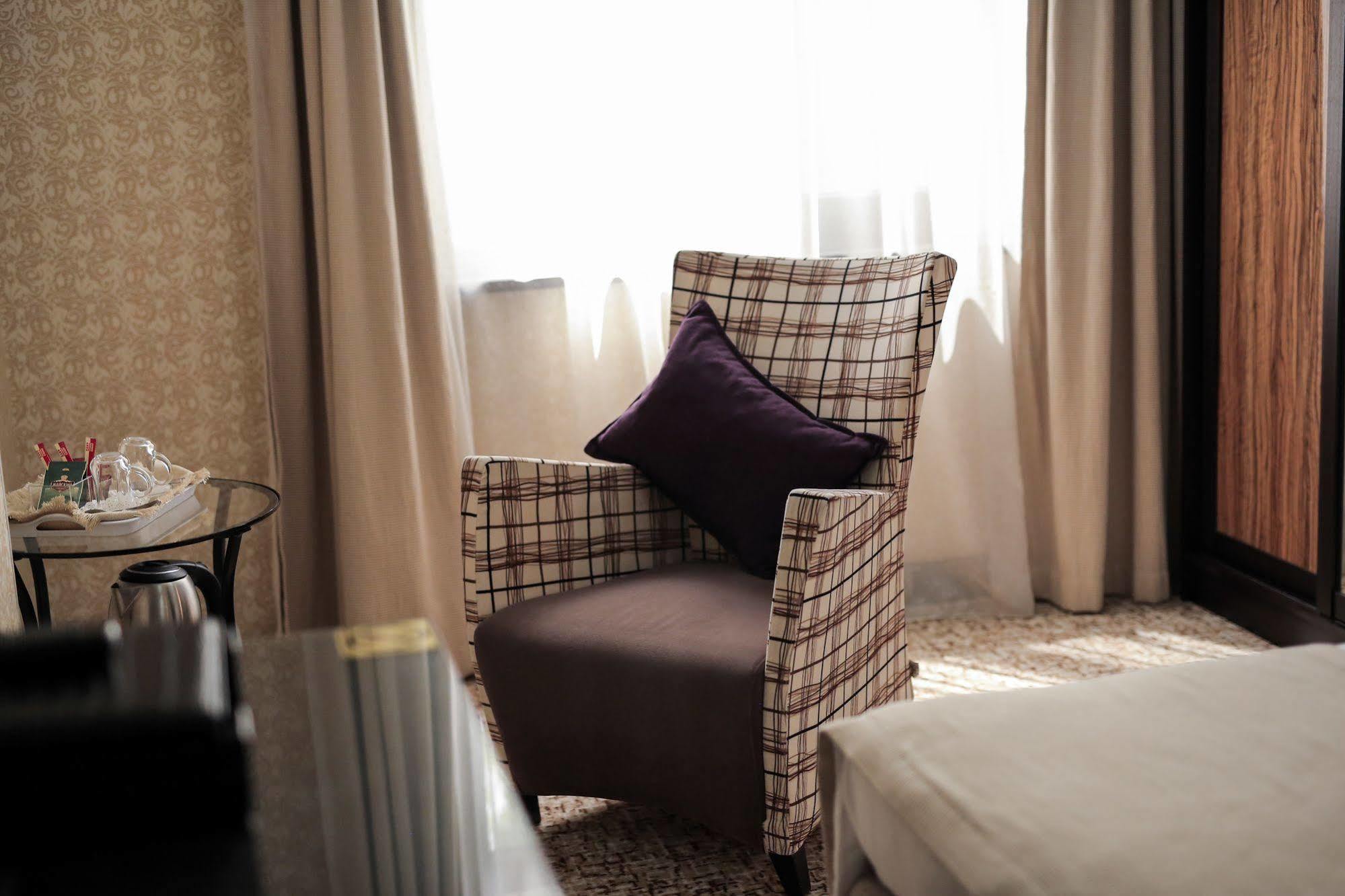 Onyx Hotel Bichkek Extérieur photo