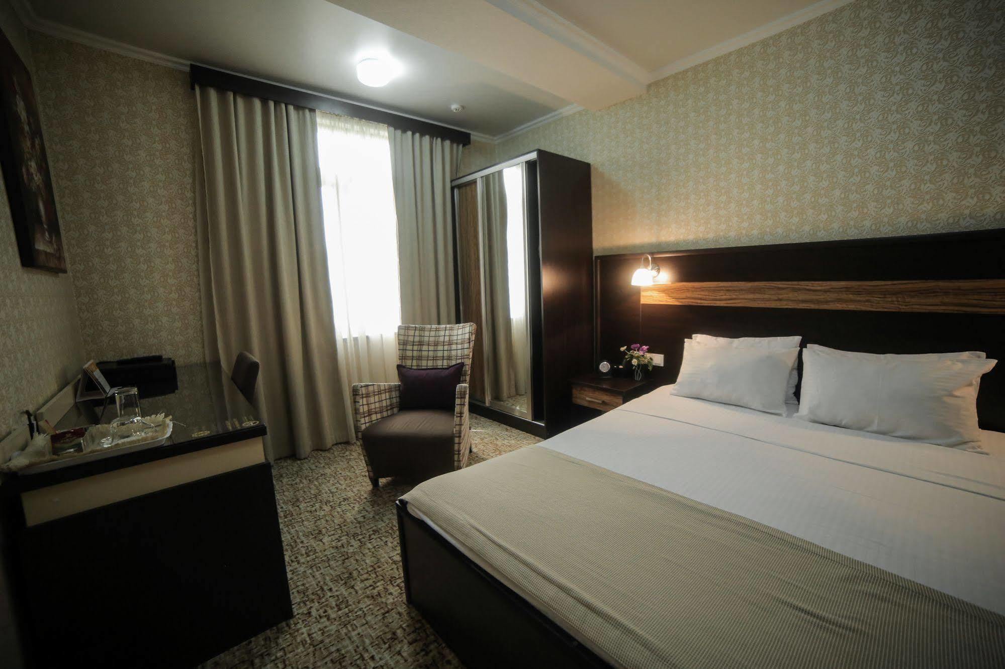 Onyx Hotel Bichkek Extérieur photo
