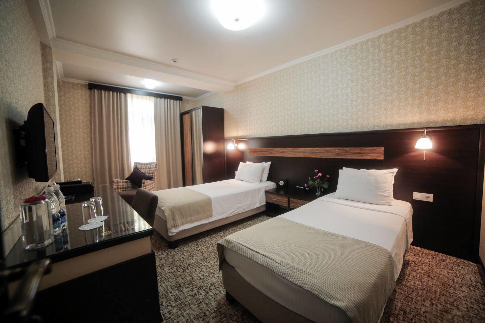 Onyx Hotel Bichkek Extérieur photo