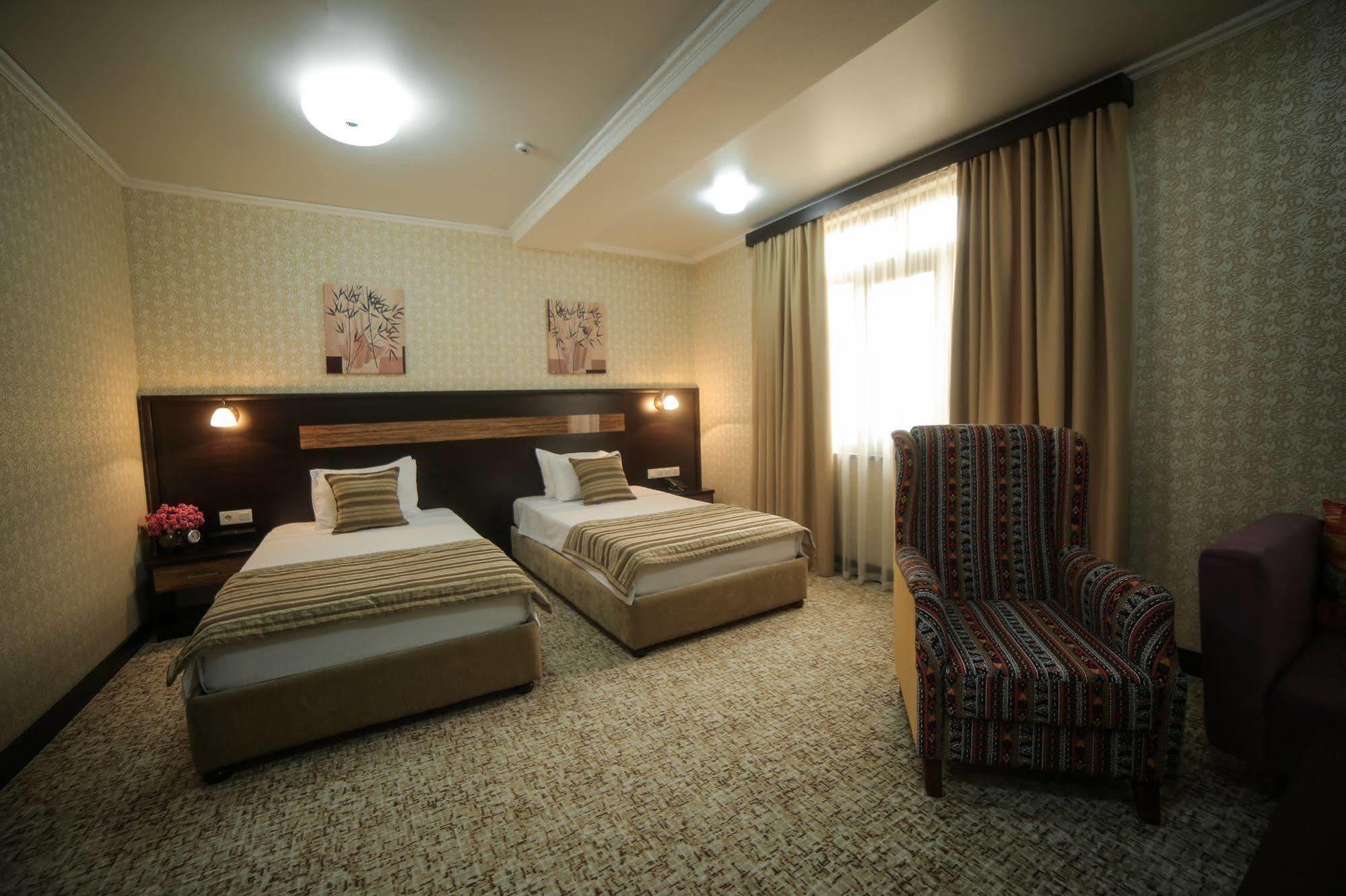Onyx Hotel Bichkek Extérieur photo