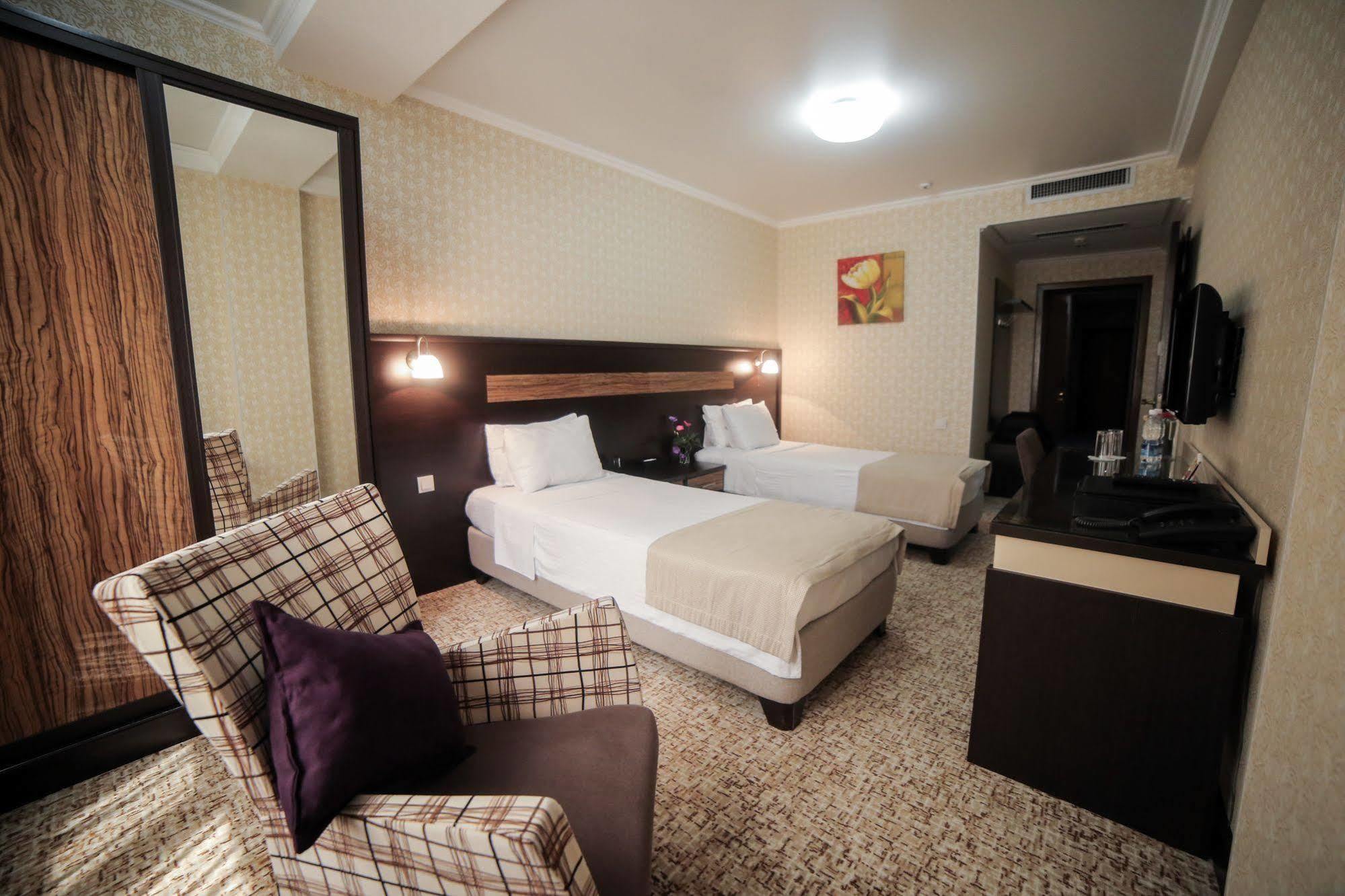 Onyx Hotel Bichkek Extérieur photo